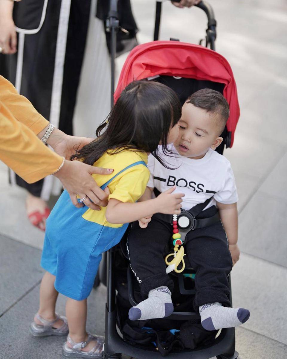 ekspresi cute Ukkasya saat liburan ke Singapura (instagram.com/syahnazs)