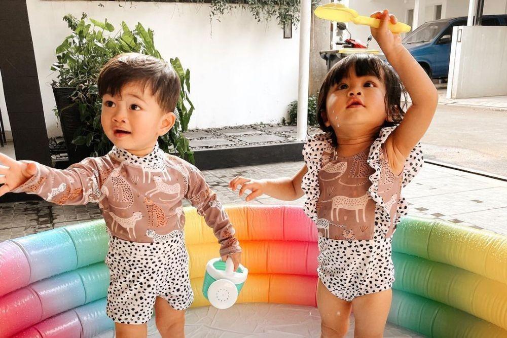 Twin Goals! 10 Potret 2 Buah Hati Syahnaz Pakai Baju Kembaran