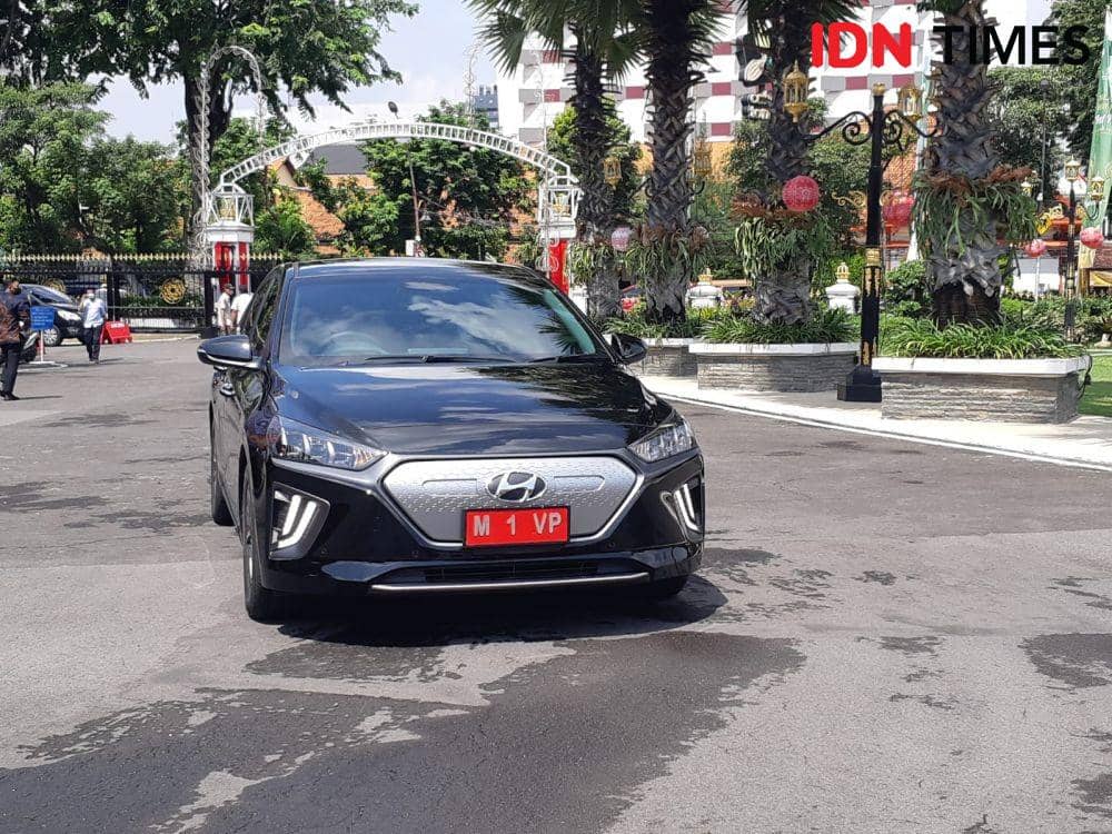Bupati Sumenep, Achmad Fauzi tampil beda saat datang ke acara halalbihalal menggunakan mobil dinas listrik. IDN Times/Ardiansyah Fajar.