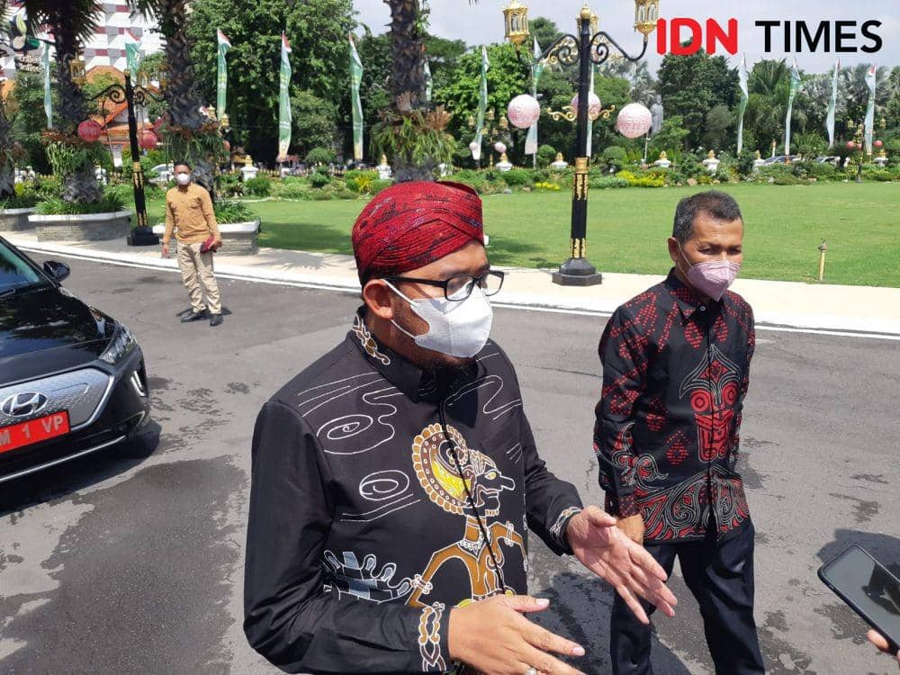 Bupati Sumenep, Achmad Fauzi tampil beda saat datang ke acara halalbihalal menggunakan mobil dinas listrik. IDN Times/Ardiansyah Fajar.
