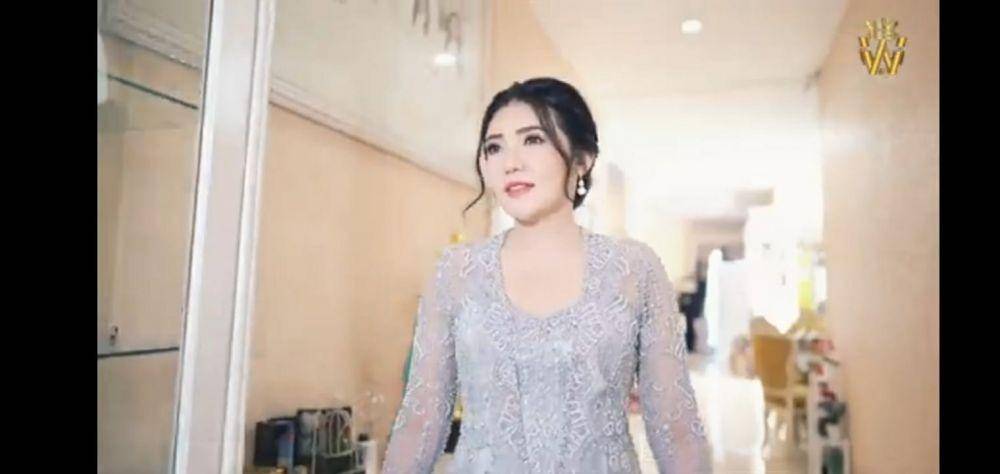 Kebaya dan makeup lamaran Via Vallen. (youtube.com/Via Vallen Official)