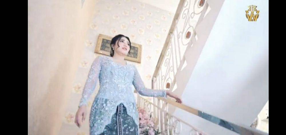 Kebaya dan makeup lamaran Via Vallen. (youtube.com/Via Vallen Official)