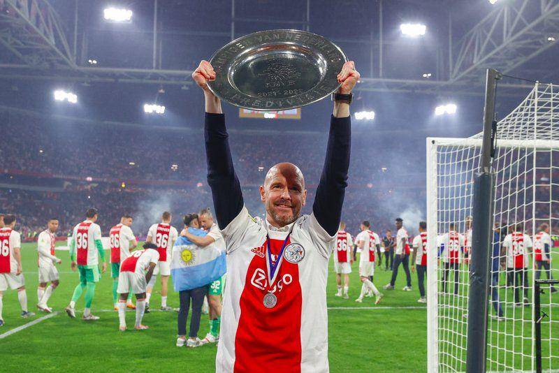 Trofi Eredivisie 2021/2022 adalah trofi terakhir Erik ten Hag bersama Ajax. (twitter.com/AFCAjax)