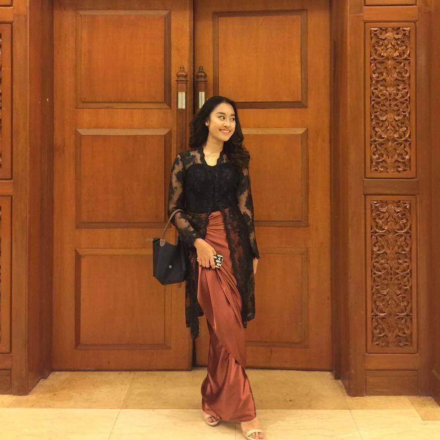 referensi baju kondangan dengan rok lilit (instagram.com/aisharetno02)