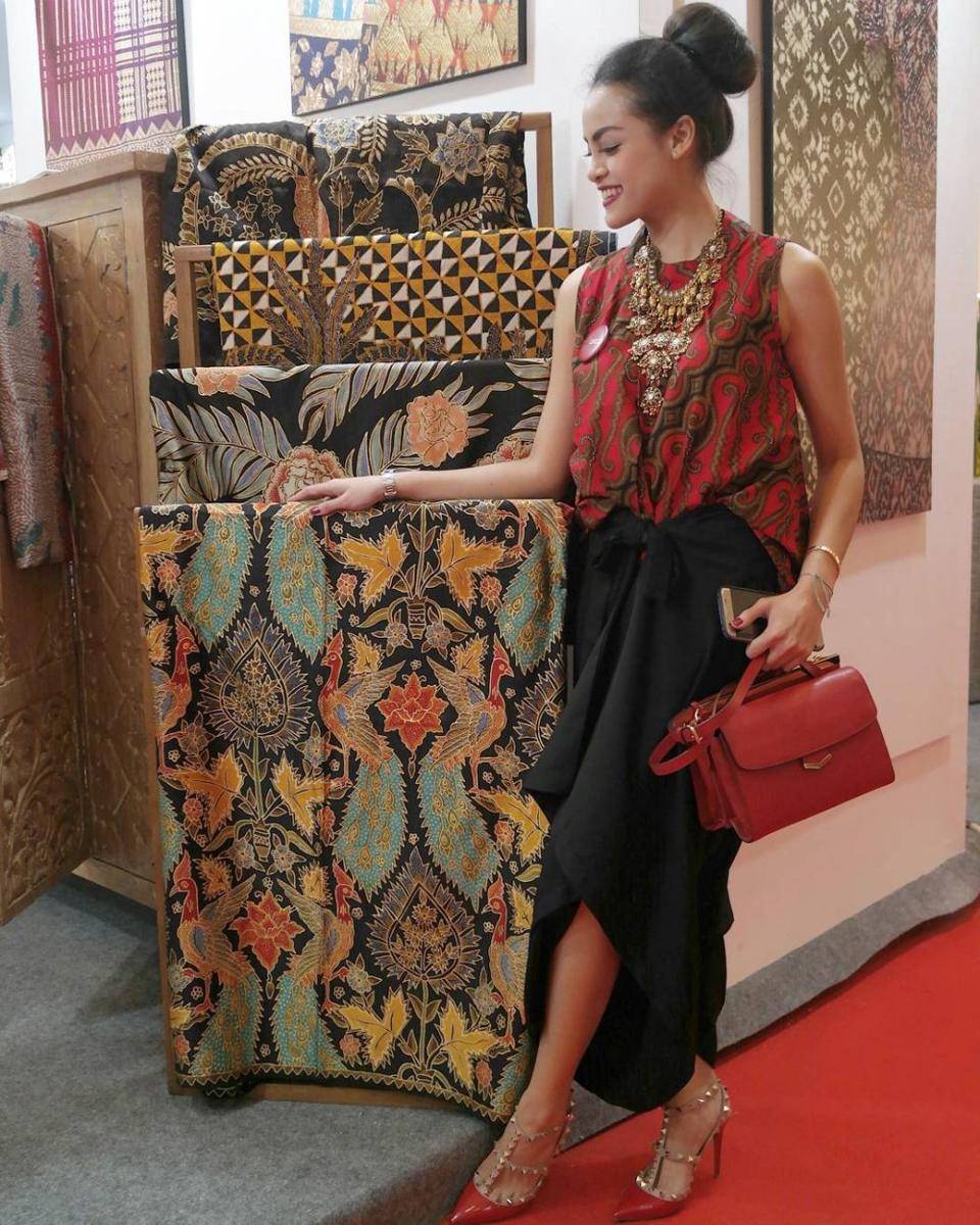 referensi baju kondangan dengan rok lilit (instagram.com/int.soekotjo)