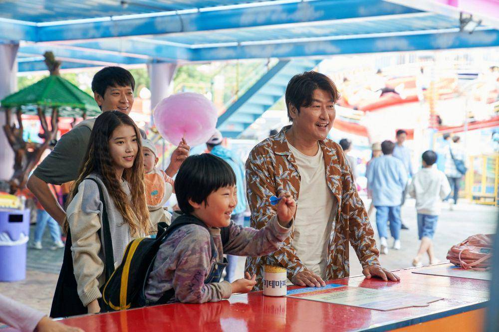 Song Kang Ho, Kang Dong Won, dan IU dalam film Broker (dok. CJ Entertainment and Media/Broker)