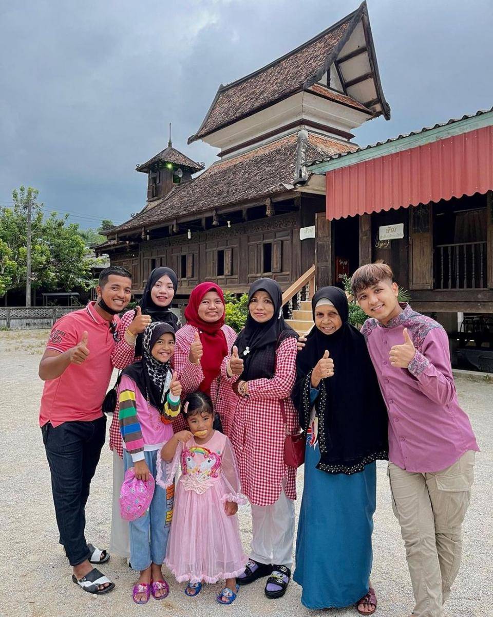 Jirayut dan keluarga di Thailand. (instagram.com/jirayutdaa4official)