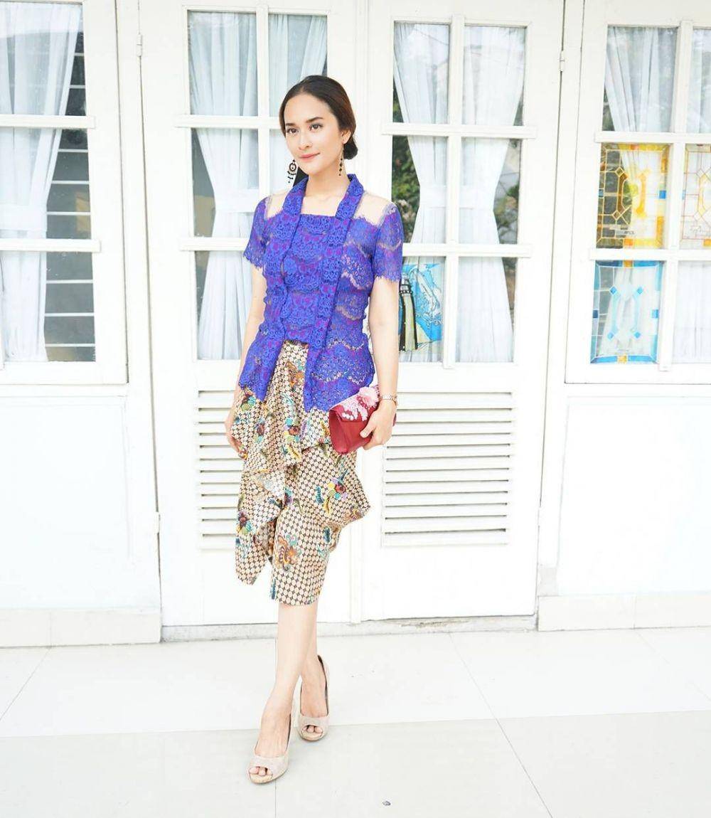 referensi baju kondangan dengan rok lilit (instagram.com/dazenvrilla)
