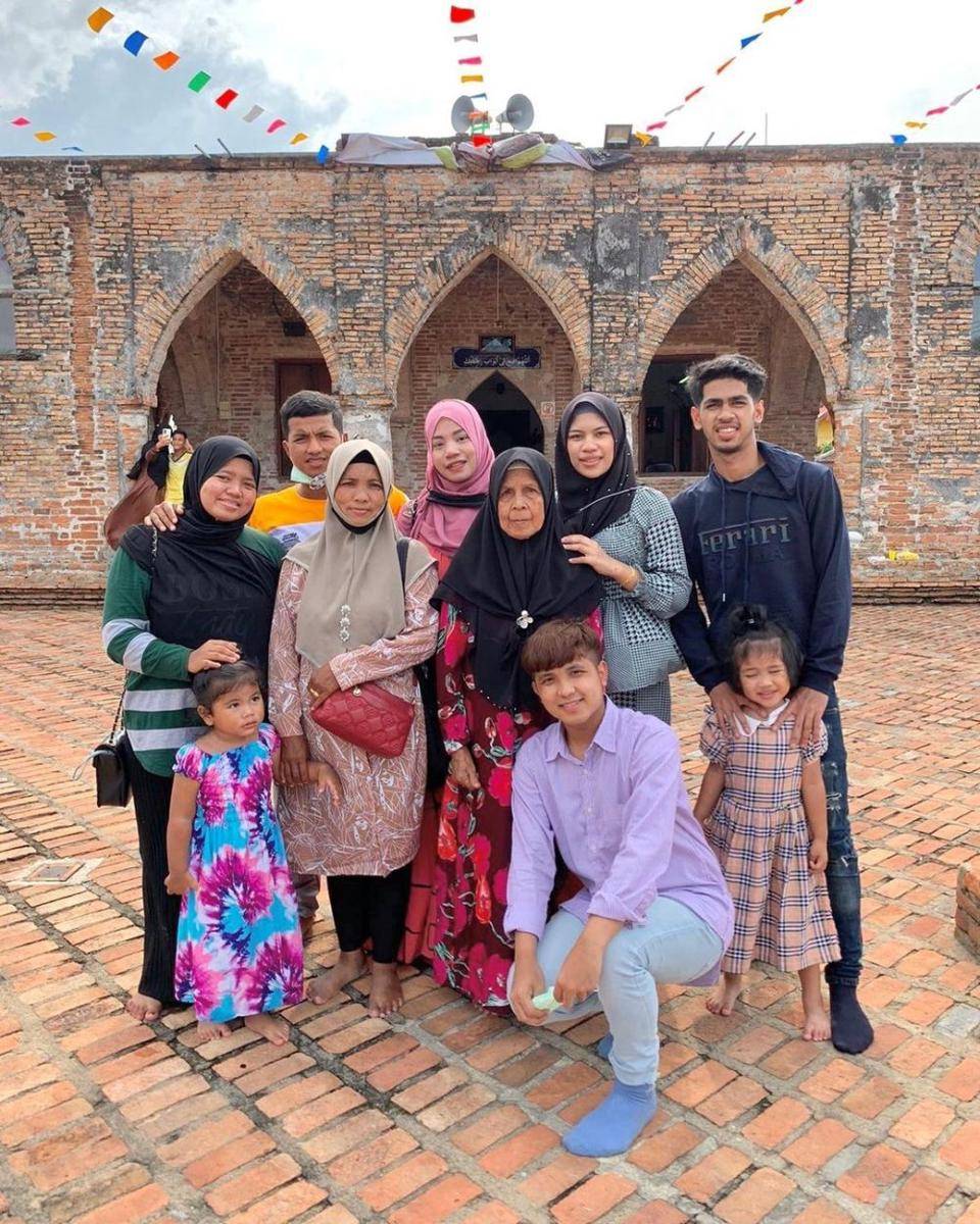 Jirayut dan keluarga di Thailand. (instagram.com/jirayutdaa4official)