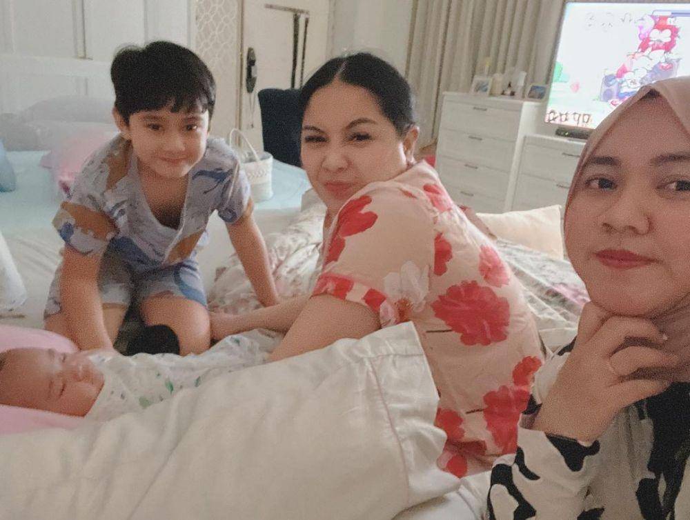 pengasuh Rafathar pulang kampung (instagram.com/shela_lala96)