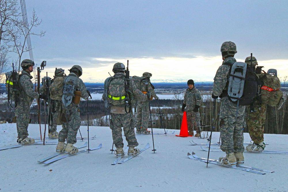 Prajurit Alaska Angkatan Darat AS saat sedang menerima briefing keselamatan di area ski Birch Hill di Fort Wainwright, Alaska, 2016. (dvidshub.net/Staf Sersan. Sean Brady)