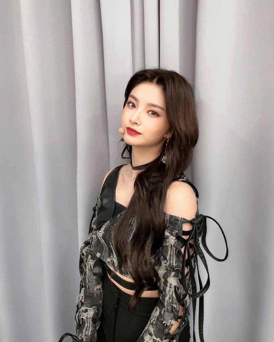 Yiren EVERGLOW (instagram.com/official_everglow)