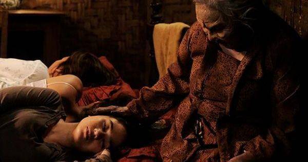 Mbah Dok menunggui Nur ( Dok. instagram.com/tissabiani )