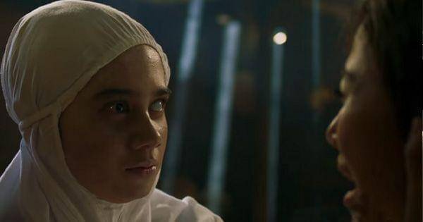 Widya bertemu Mbok Dok yang merasuk ke tubuh Nur ( Dok. MD Pictures / KKN di Desa Penari )