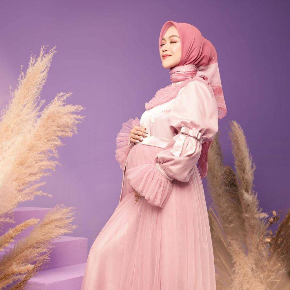 potret baby bump Ria Ricis (instagram.com/riaricis1795)