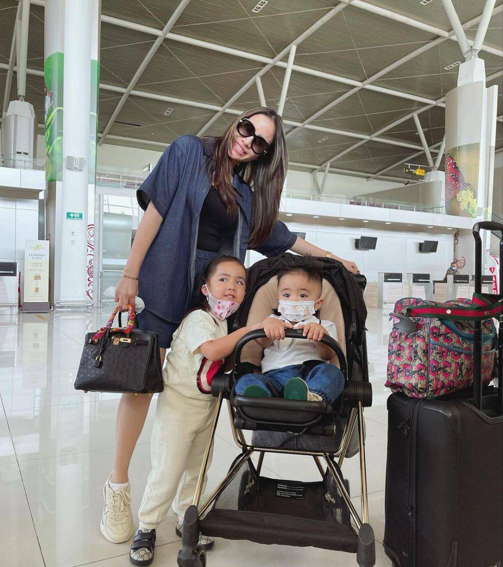 Momen liburan Momo Geisha bersama keluarga di Singapura. (instagram.com/therealmomogeisha)