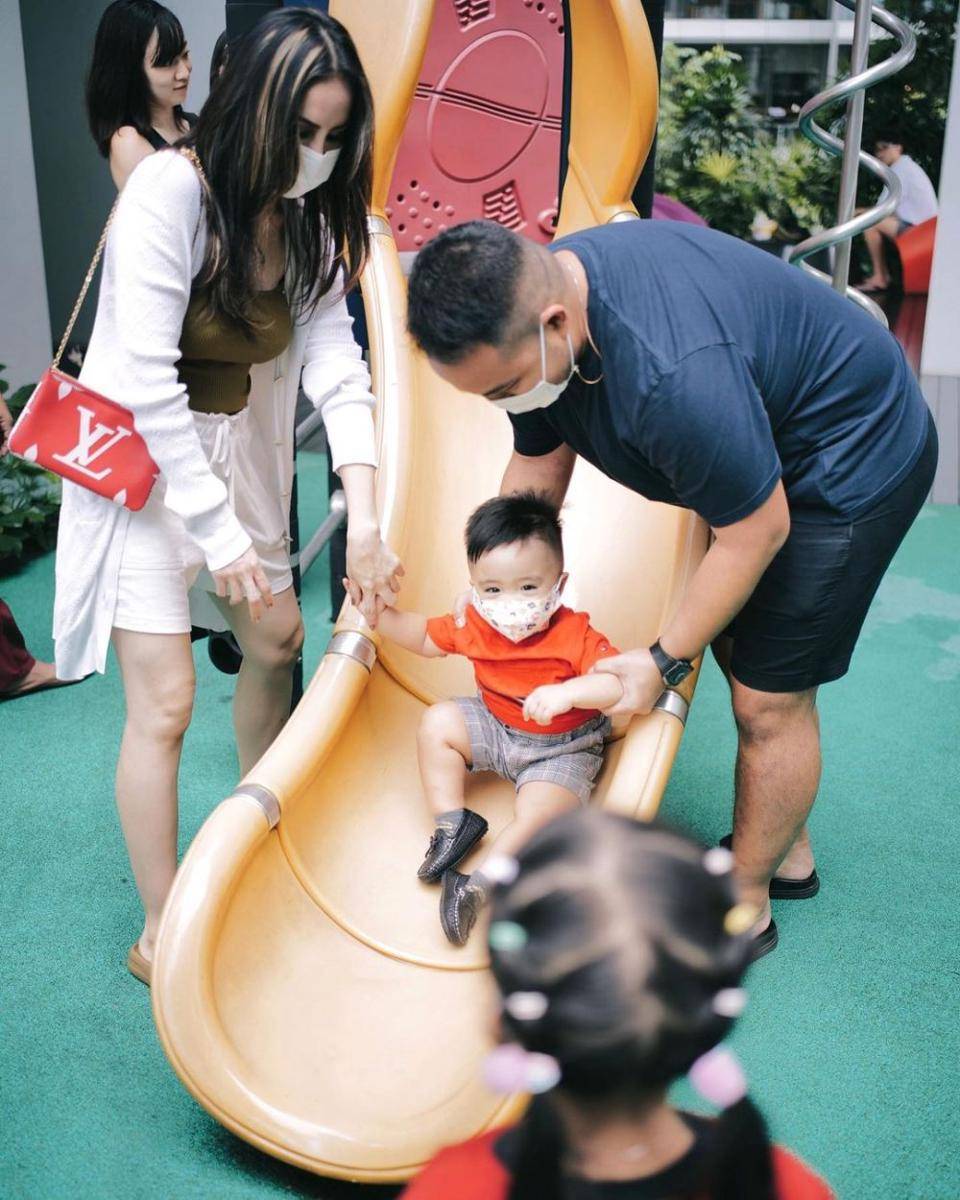 Momen liburan Momo Geisha bersama keluarga di Singapura. (instagram.com/therealmomogeisha)
