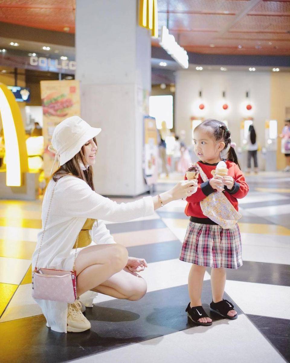 Momen liburan Momo Geisha bersama keluarga di Singapura. (instagram.com/therealmomogeisha)