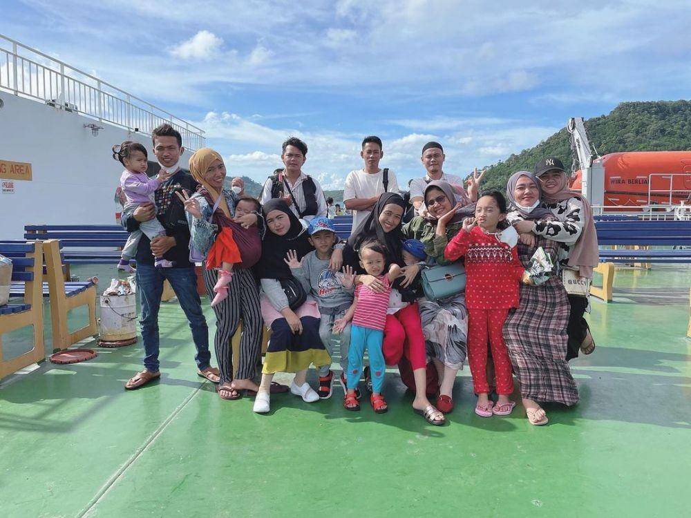 pengasuh Rafathar pulang kampung (instagram.com/shela_lala96)