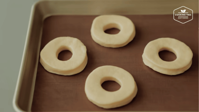 ilustrasi adonan donat yang dicetak (dok. youtube.com/Cooking tree 쿠킹트리)