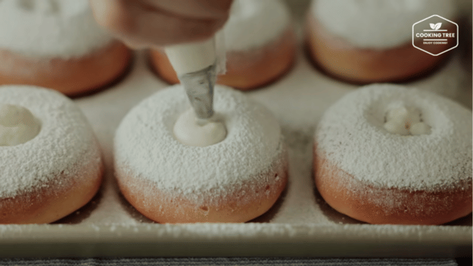 ilustrasi donat isi custard (dok. youtube.com/Cooking tree 쿠킹트리)