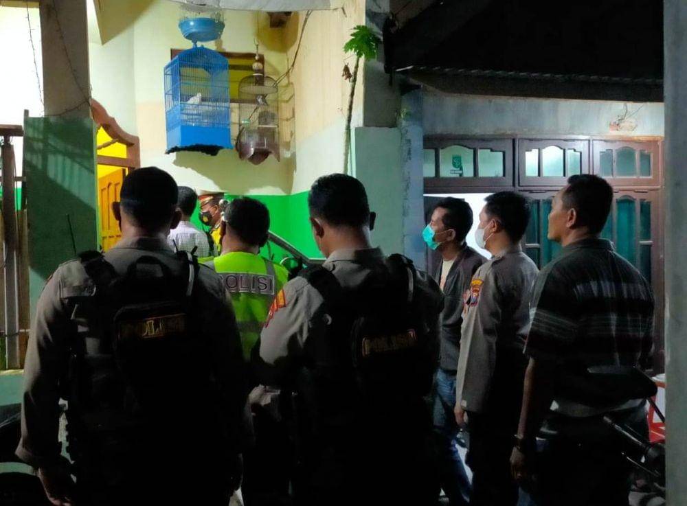 Warga saat menemukan benda yang diduga mortir. (Dok. Istimewa)