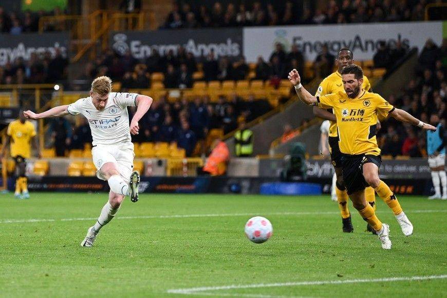 Gelandang Manchester City, Kevin De Bruyne, saat cetak gol ke gawang Wolverhampton Wanderers / The Sun