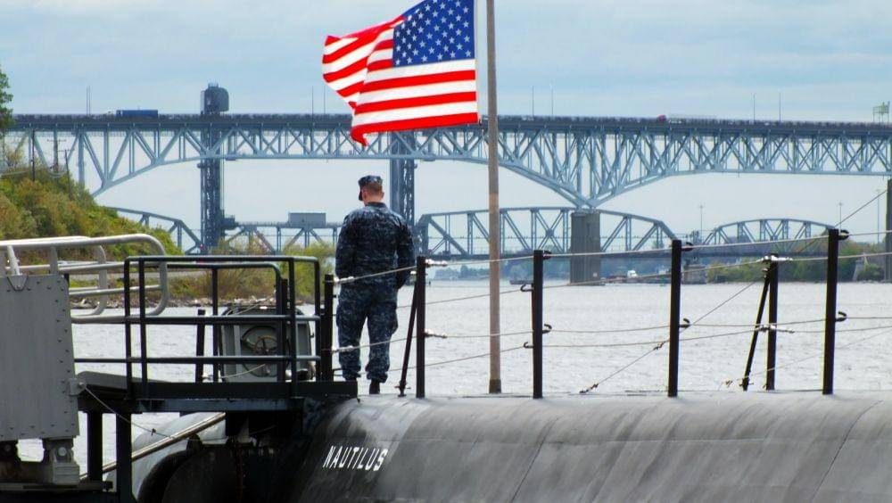 Potret seorang tentara Amerika yang berdiri di atas USS Nautilus (SSN-571), kapal selam bertenaga nuklir operasional pertama di dunia. (unsplash.com/Bob Smith)