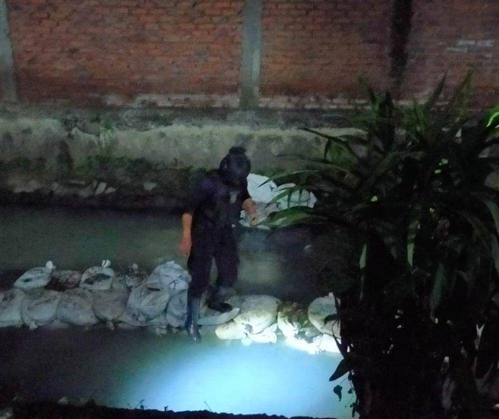 Gegana saat mengecek benda yang diduga mortir. (Dok. Istimewa)