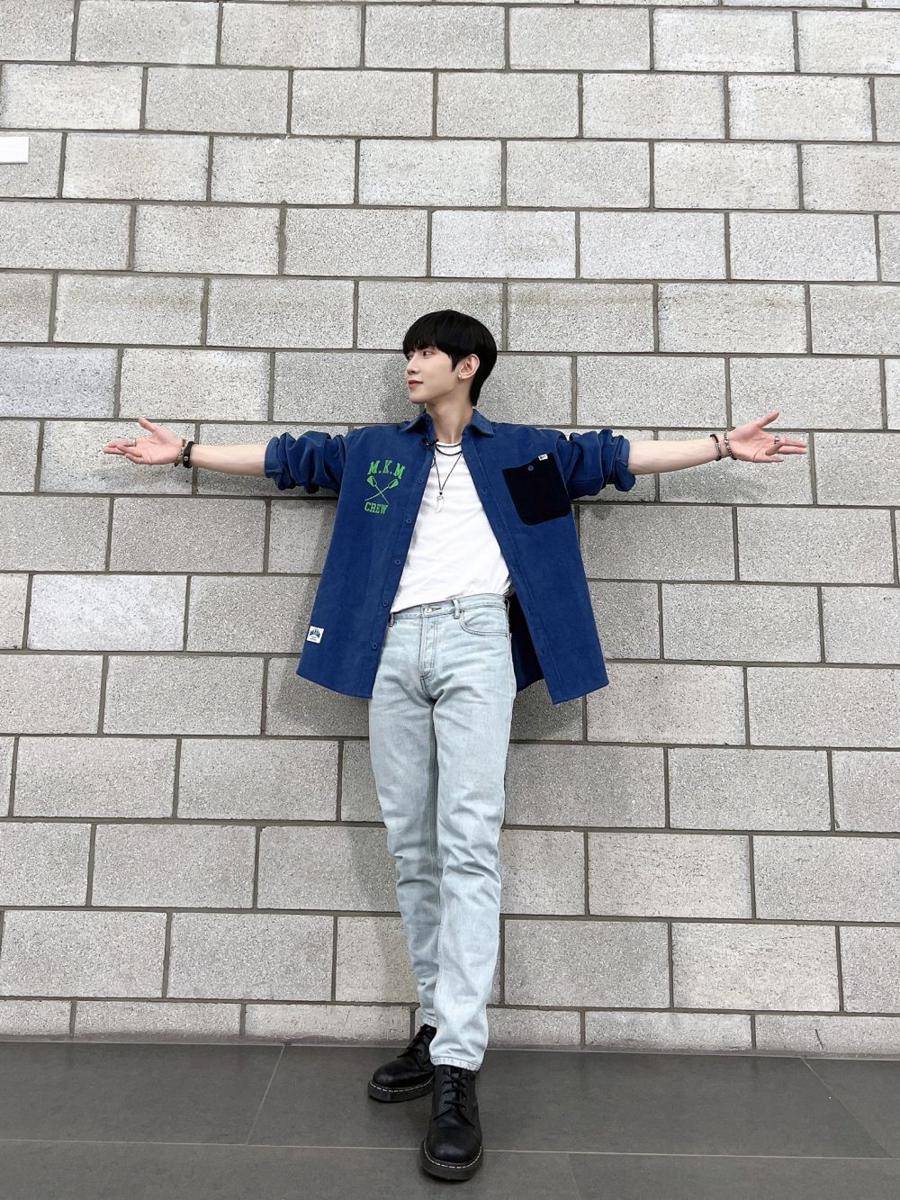 Ide style OOTD ala Yeosang ATEEZ (twitter.com/ATEEZofficial)