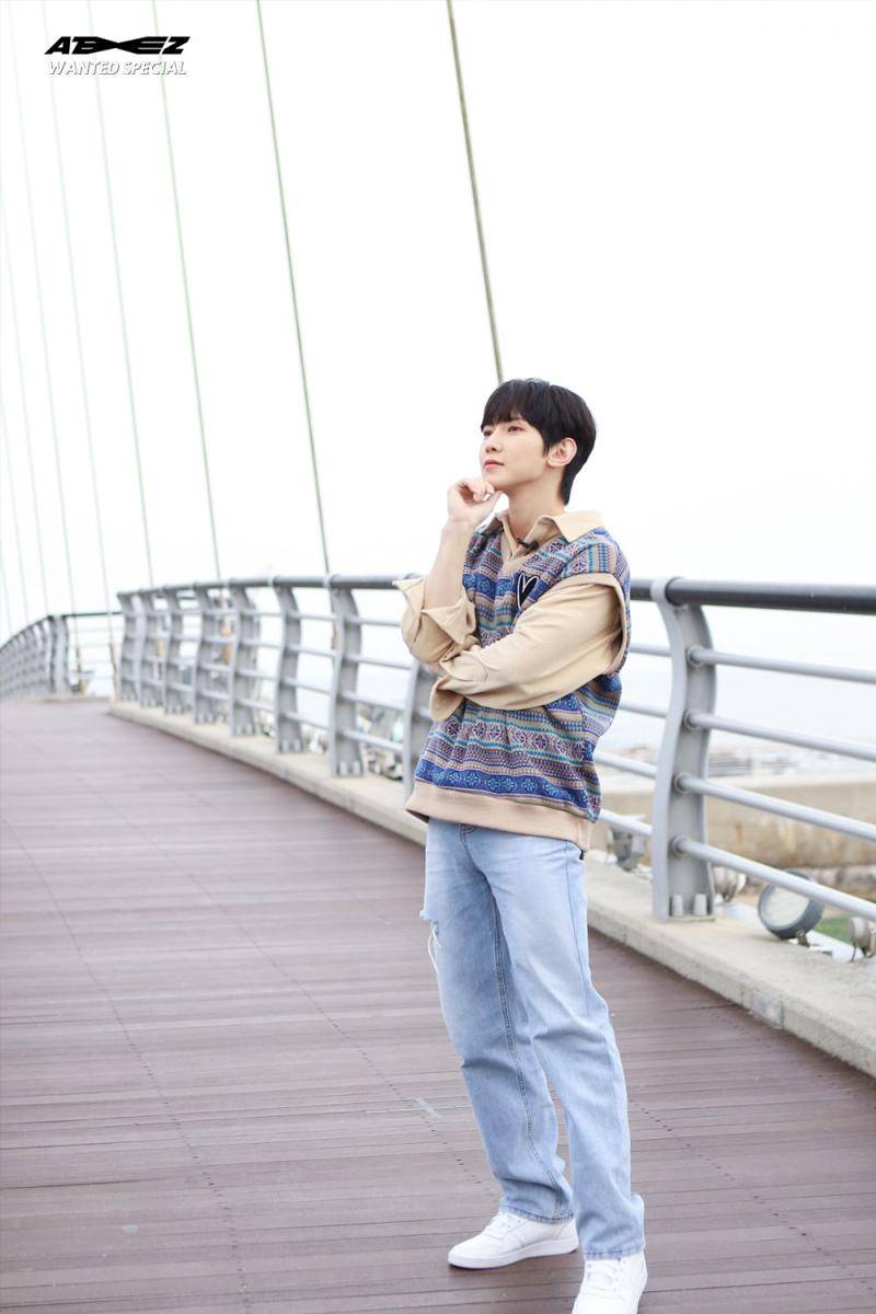 Ide style OOTD ala Yeosang ATEEZ (twitter.com/ATEEZofficial)