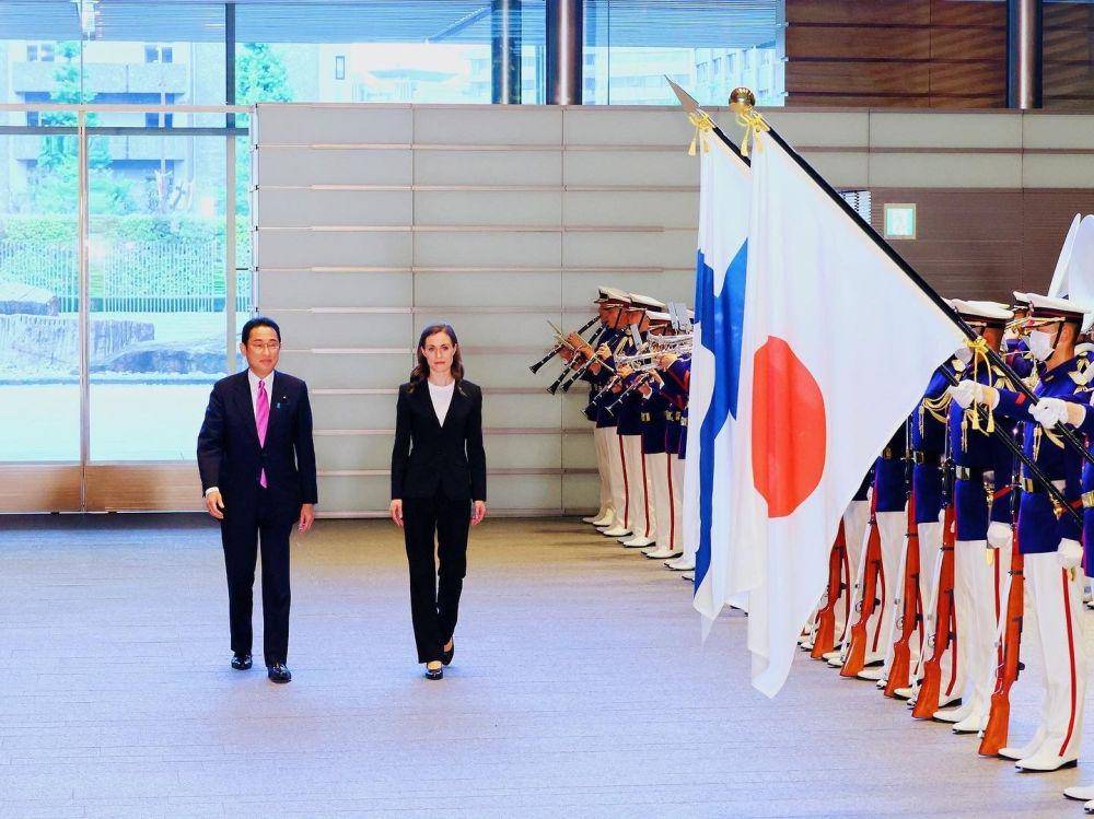 Perdana Menteri Jepang Fumio Kishida (kiri) saat menyambut kedatangan Perdana Menteri Finlandia, Sanna Marin di Tokyo pada Rabu (11/5/2022) waktu setempat. (twitter.com/kantei)