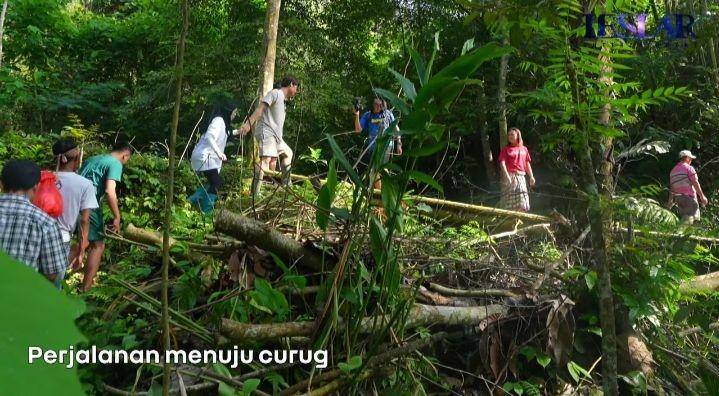 potret Lesti-Billar main ke curug (youtube.com/Leslar Entertainment)