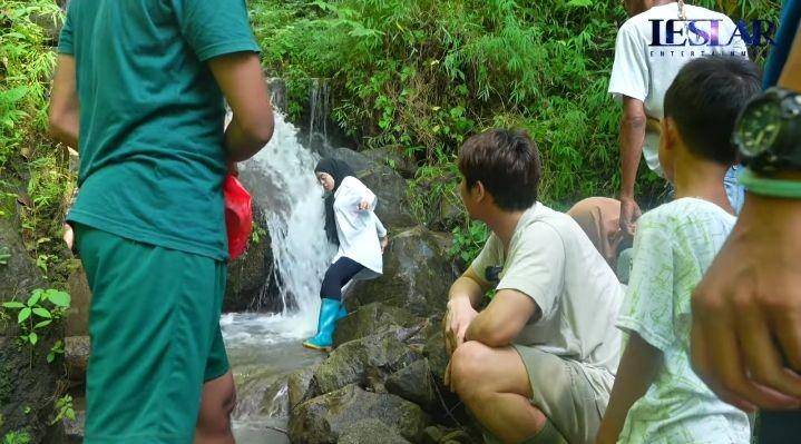 potret Lesti-Billar main ke curug (youtube.com/Leslar Entertainment)