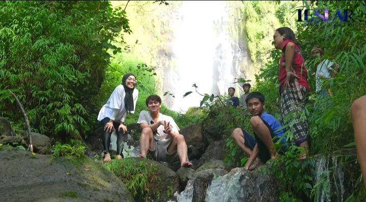 potret Lesti-Billar main ke curug (youtube.com/Leslar Entertainment)