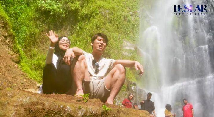 potret Lesti-Billar main ke curug (youtube.com/Leslar Entertainment)