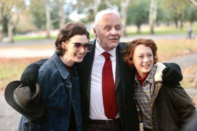 Anne Hathaway, Anthony Hopkins, dan Michael Banks Repeta dalam film Armageddon Time (dok. Focus Features/Armageddon Time)