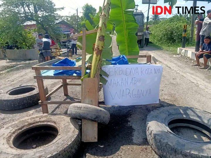 Jalan Tak Kunjung Diperbaiki, Warga Binjai Blokade Jalan