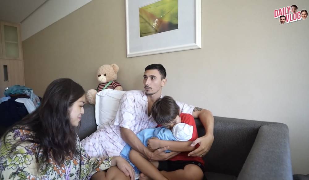 potret El bersama adiknya (youtube.com/jessicaiskandar)