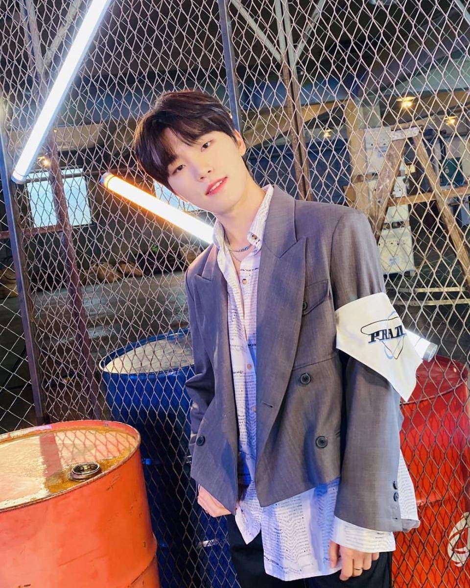 outfitbsuit ala SEVENTEEN (Instagram.com/maknaedino_o17)