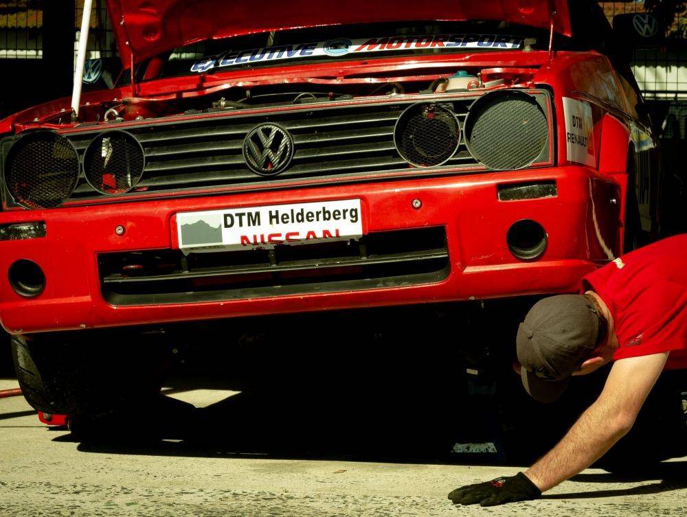 Ilustrasi proses servis besar mobil (unsplash.com/MW van der Walt)