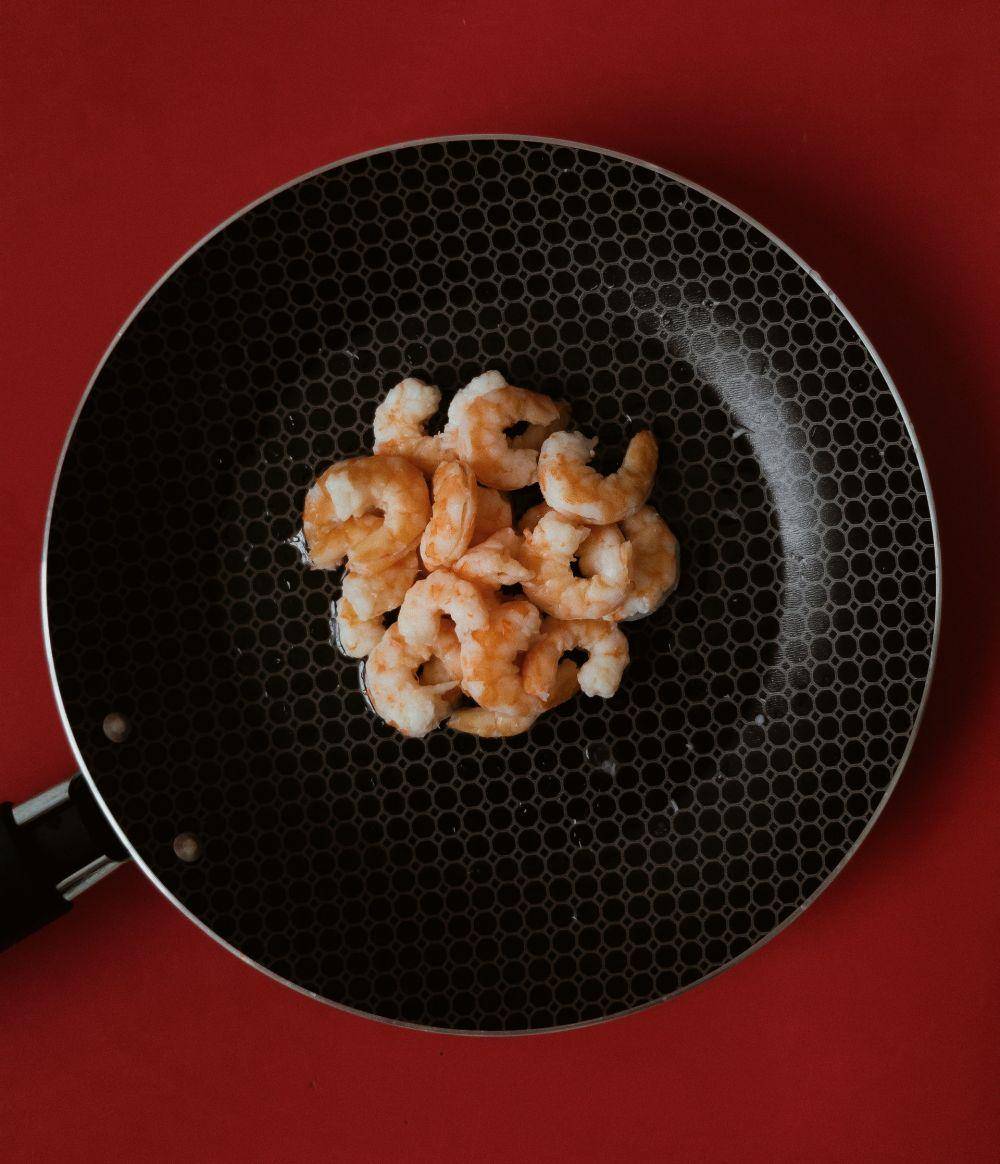 ilustrasi udang dalam teflon (pexels.com/Andre Moura)