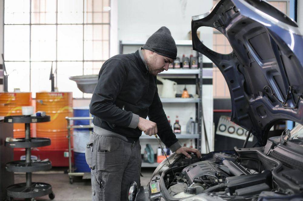 Ilustrasi proses servis besar mobil (pexels.com/Andrea Piacquadio)