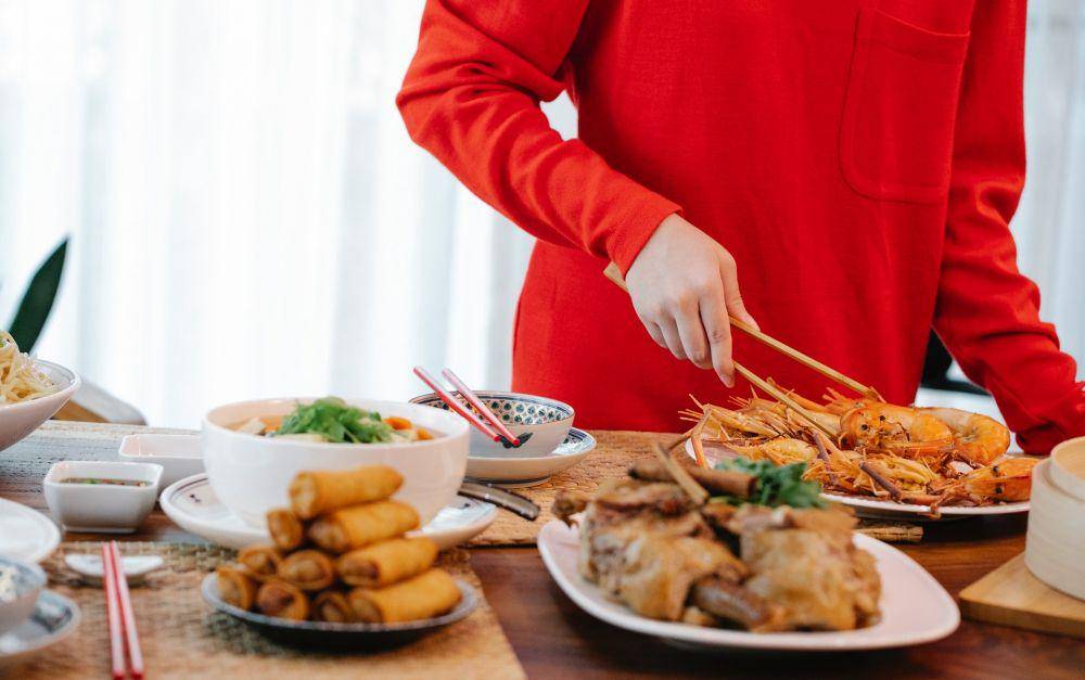 ilustrasi menghidangkan makanan (pexels.com/Angela Roma)