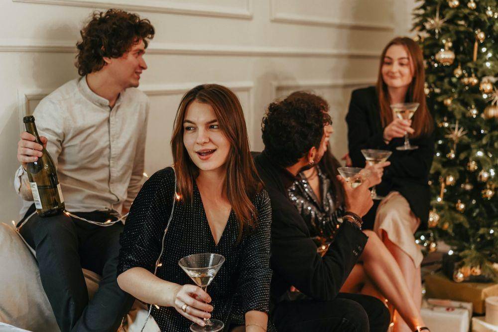 ilustrasi minum alkohol di party (pexels.com/olia danilevich)