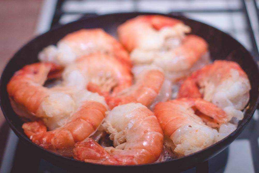 ilustrasi merebus udang (pexels.com/Valeria Boltneva)