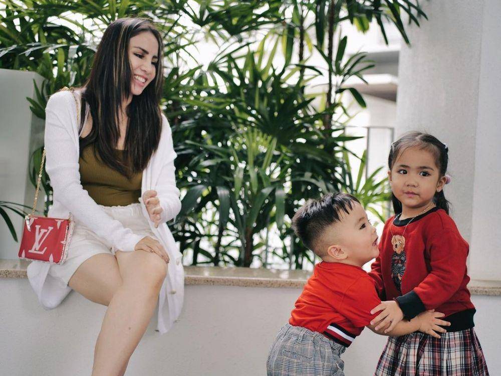 Momen liburan Momo Geisha bersama keluarga di Singapura. (instagram.com/therealmomogeisha)