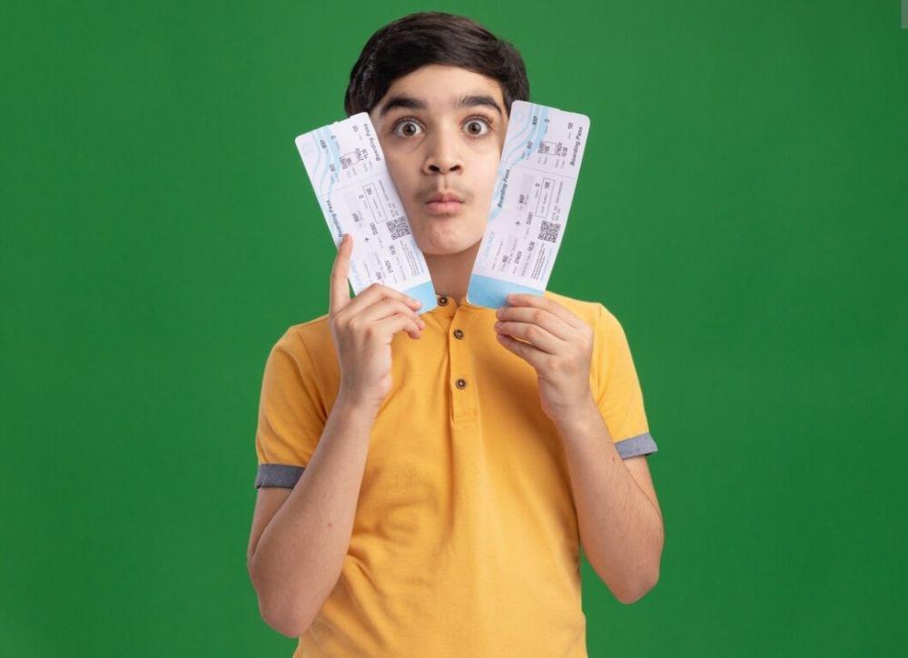 Ilustrasi seorang pria memegang tiket pesawat (freepik.com/stockking)