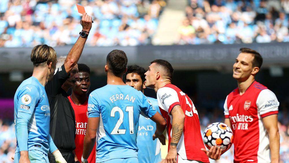 Granit Xhaka mendapat kartu merah saat melawan Manchester City di Premier League 2021/2022. (skysports.com)