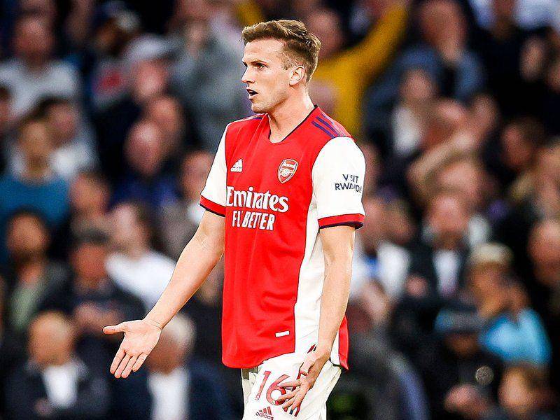ekspresi Rob Holding saat diberikan kartu merah di laga melawan Tottenham Hotspur (twitter.com/brfootball)